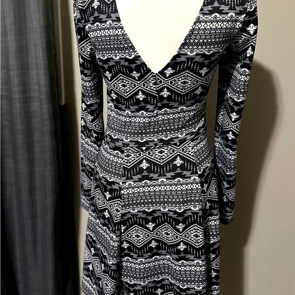 Divided, H&M Dress, long sleeves, stretchy, Fit & Flare, SZ 6. - Picture 7 of 9
